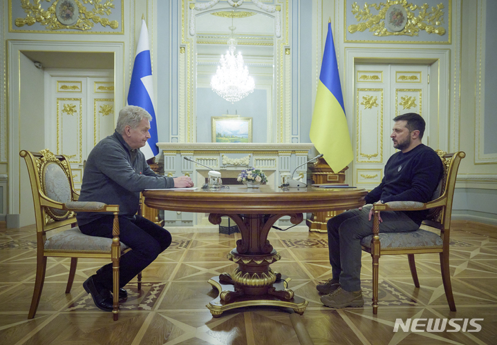 [키이우=AP/뉴시스] 볼로디미르 젤렌스키(오른쪽) 우크라이나 대통령이 24일(현지시간) 키이우에서 사울리 니니스퇴 핀란드 대통령과 회담하고 있다. 니니스퇴 대통령은 "우크라이나에 강력하고 확고한 지원을 계속할 것”이라며 “우리는 젤렌스키 대통령과 함께한다”라고 말했다. 2023.01.25.