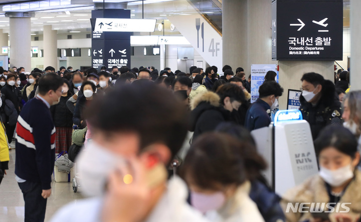 [제주=뉴시스] 우장호 기자 = 25일 제주국제공항 3층 출발장이 제주를 떠나려는 귀경객들의 몰려 북적이고 있다. 제주공항은 이날 하루 임시 국내편 25편을 추가 투입하고, 17편은 대형기종으로 변경 투입해 1만여석을 추가공급한다는 계획이다. 2023.01.25. woo1223@newsis.com