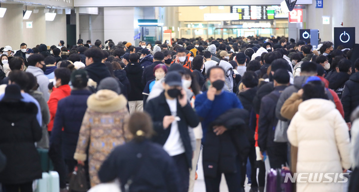 [제주=뉴시스] 우장호 기자 = 25일 제주국제공항 3층 출발장이 제주를 떠나려는 귀경객들의 몰려 북적이고 있다. 제주공항은 이날 하루 임시 국내편 25편을 추가 투입하고, 17편은 대형기종으로 변경 투입해 1만여석을 추가공급한다는 계획이다. 2023.01.25. woo1223@newsis.com