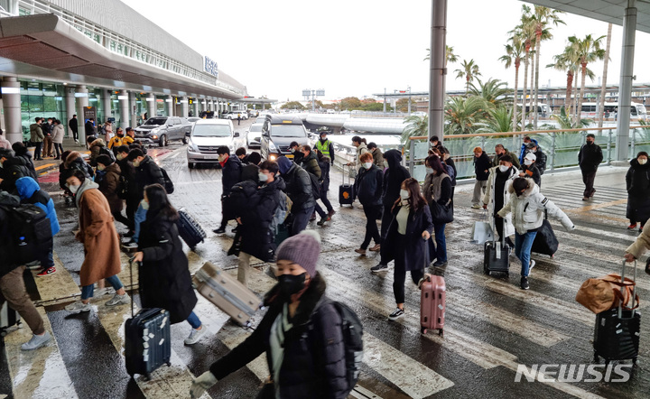 [제주=뉴시스] 우장호 기자 = 25일 제주국제공항 3층 출발장이 제주를 떠나려는 귀경객들의 몰려 북적이고 있다. 제주공항은 이날 하루 임시 국내편 25편을 추가 투입하고, 17편은 대형기종으로 변경 투입해 1만여석을 추가공급한다는 계획이다. 2023.01.25. woo1223@newsis.com