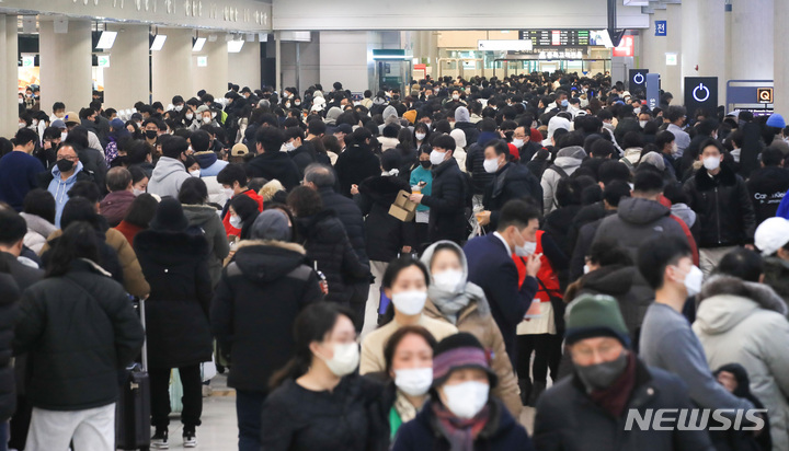 [제주=뉴시스] 우장호 기자 = 25일 제주국제공항 3층 출발장이 제주를 떠나려는 귀경객들의 몰려 북적이고 있다. 제주공항은 이날 하루 임시 국내편 25편을 추가 투입하고, 17편은 대형기종으로 변경 투입해 1만여석을 추가공급한다는 계획이다. 2023.01.25. woo1223@newsis.com