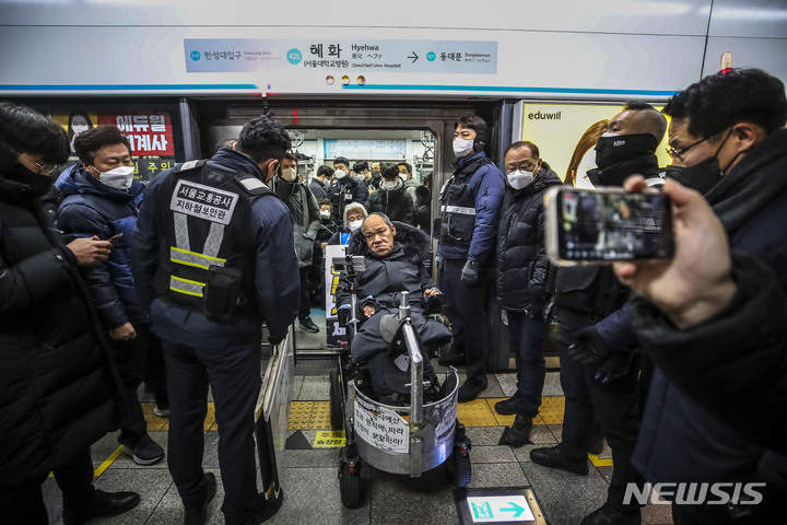 [서울=뉴시스] 정병혁 기자 = 전국장애인차별쳘폐연대 관계자들이 지난 25일 오전 서울 종로구 혜화역에서 예정된 이동권 보장 촉구 지하철 선전전을 위해 지하철에서 내리고 있다. 2023.01.25. jhope@newsis.com