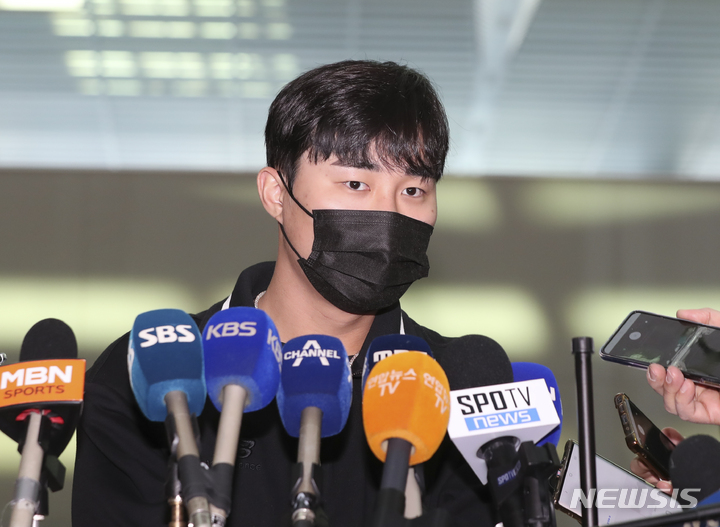 [인천공항=뉴시스] 김근수 기자 = WBC 대표팀 김하성 선수가 27일 오후 인천국제공항 제1여객터미널 출국장 앞에서 기자질문에 답하고 있다. 2023.01.27. ks@newsis.com