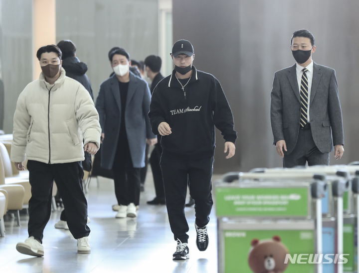 [인천공항=뉴시스] 김근수 기자 = WBC 대표팀 김하성 선수가 27일 오후 인천국제공항 제1여객터미널 출국장으로 이동하고 있다. 2023.01.27. ks@newsis.com