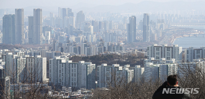 [서울=뉴시스] 권창회 기자 = 27일 오후 서울 남산공원에서 바라본 아파트 단지. 2023.01.27. kch0523@newsis.com