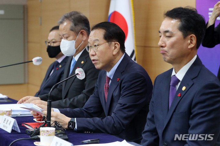 [서울=뉴시스] 배훈식 기자 = 권영세 통일부 장관이 27일 오후 서울 종로구 정부서울청사에서 2023년 업무보고 합동 브리핑을 하고 있다. 왼쪽부터 김승호 인사혁신처장, 이상민 행정안전부 장관, 권 장관, 박민식 국가보훈처장. 2023.01.27. dahora83@newsis.com