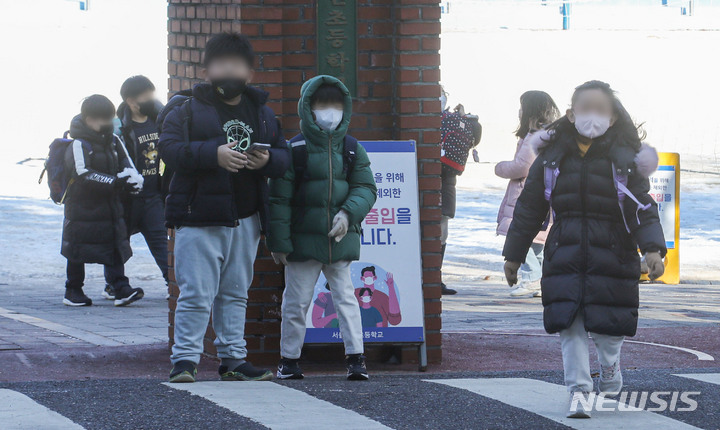 [서울=뉴시스] 지난 1월27일 오후 서울 시내 초등학교에서 초등학생들이 하교하고 있다. (사진=뉴시스DB). 2023.03.21. photo@newsis.com