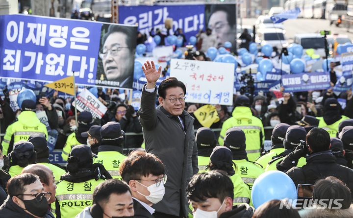 [서울=뉴시스] 김근수 기자=지난달 28일 이재명 더불어민주당 대표가 서울 서초구 서울중앙지검 앞에서 지지자들에게 인사하고 있다. 2023.01.28. ks@newsis.com