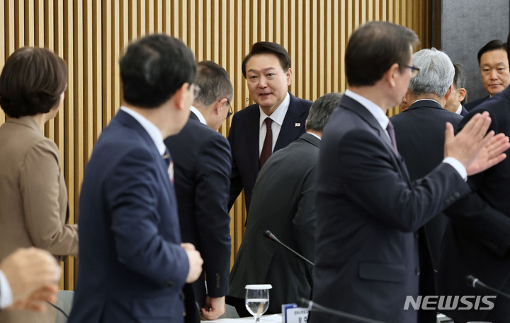 [서울=뉴시스] 홍효식 기자 = 윤석열 대통령이 31일 서울 강남구 한국무역협회에서 열린 아랍에미리트(UAE) 투자유치 후속조치 점검회의에 입장하고 있다. (대통령실통신사진기자단) 2023.01.31. yesphoto@newsis.com