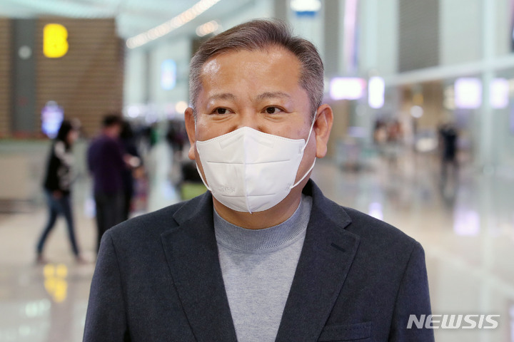 [인천공항=뉴시스] 조성우 기자=지난달 31일 이상민 행정안전부 장관이 인천국제공항 제2여객터미널에서 방미 전 발언하고 있다. 2023.01.31. xconfind@newsis.com