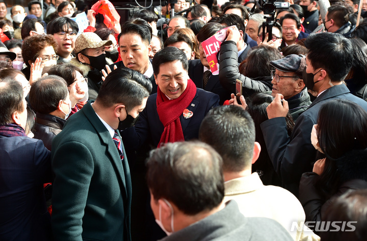 [대구=뉴시스] 이무열 기자 = 국민의힘 당권주자인 김기현 의원이 1일 오후 대구 중구 서문시장에서 열린 당대표 후보 출정식에 입장하고 있다. 2023.02.01 lmy@newsis.com