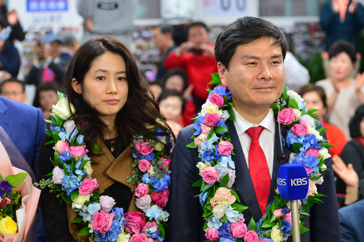 [서울=뉴시스] 박진희 기자 = 제20대 국회의원 선거 서울 중구·성동을에서 당선된 새누리당 지상욱 후보와 아내 심은하가 14일 오전 서울 중구 신당동 선거사무소를 방문, 선거운동원과 지지자들이 함께 당선을 기뻐하고 있다. 2016.04.14. pak7130@newsis.com *재판매 및 DB 금지