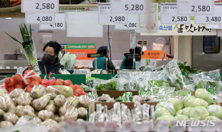 [서울=뉴시스] 김금보 기자 = 2일 서울 시내 한 대형마트 농산물코너에서 한 손님이 고민하고 있다. 1월 소비자 물가 상승률이 5.2%를 기록, 9개월 연속 5%를 웃도는 상승률을 이어가고 있다. 농산물 가격은 지난 12월에 비해 6.2%, 축산물은 전년동월에 비해 0.6%, 공업제품은 6.0% 상승했다. 이 중 빵(14.8%), 스낵 과자(14.0%) 등 가공식품 물가가 10.3% 올랐다. 2023.02.02. kgb@newsis.com