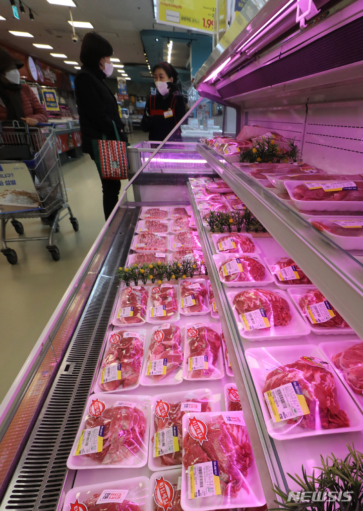 [서울=뉴시스] 김금보 기자 = 2일 서울 시내 한 대형마트 축산물코너에 돼지고기가 진열돼 있다. 1월 소비자 물가 상승률이 5.2%를 기록, 9개월 연속 5%를 웃도는 상승률을 이어가고 있다. 농산물 가격은 지난 12월에 비해 6.2%, 축산물은 전년동월에 비해 0.6%, 공업제품은 6.0% 상승했다. 이 중 빵(14.8%), 스낵 과자(14.0%) 등 가공식품 물가가 10.3% 올랐다. 2023.02.02. kgb@newsis.com