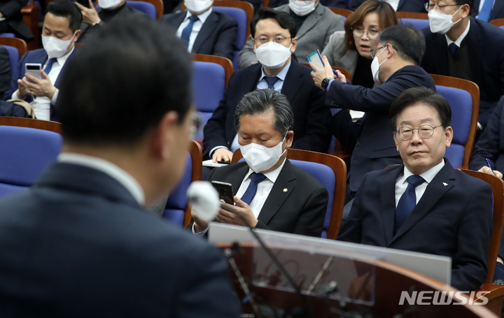 [서울=뉴시스] 이영환 기자 = 더불어민주당이 2일 오후 서울 여의도 국회에서 열린 의원총회를 열고 있다. 2023.02.02. 20hwan@newsis.com