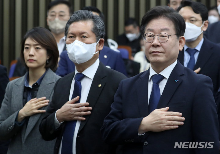 [서울=뉴시스] 이영환 기자 = 더불어민주당이 2일 오후 서울 여의도 국회에서 열린 의원총회를 열고 있다. 2023.02.02. 20hwan@newsis.com