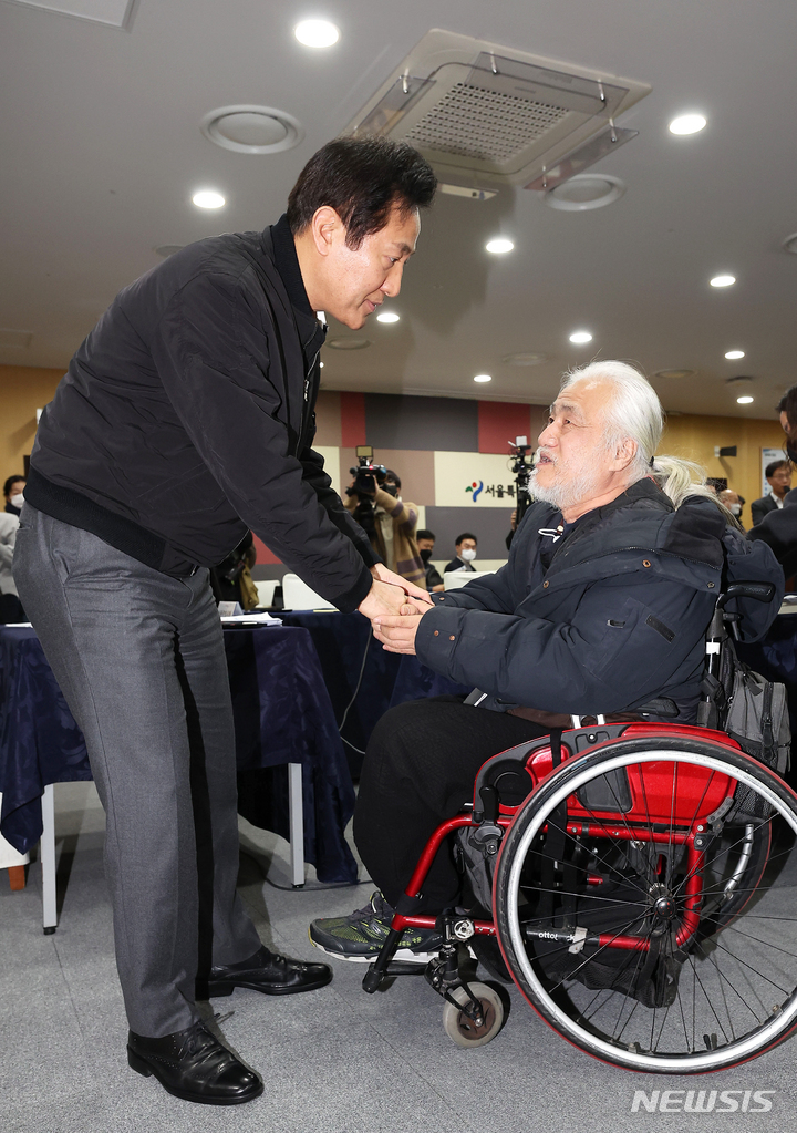 [서울=뉴시스] 김금보 기자 = 오세훈 서울시장이 지난 2월2일 서울 중구 서울시청에서 열린 전국장애인차별철폐연대 간담회를 마치고 박경석 대표와 인사하고 있다. (공동취재사진) 2023.02.02. photo@newsis.com