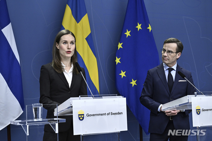 [스톡홀름=AP/뉴시스]산나 마린 핀란드 총리(왼쪽)와 울프 크리스테르손 스웨덴 총리가 2일(현지시간) 스웨덴 스톡홀름에서 열린 공동 기자회견을 진행하고 있다. 2023.02.02