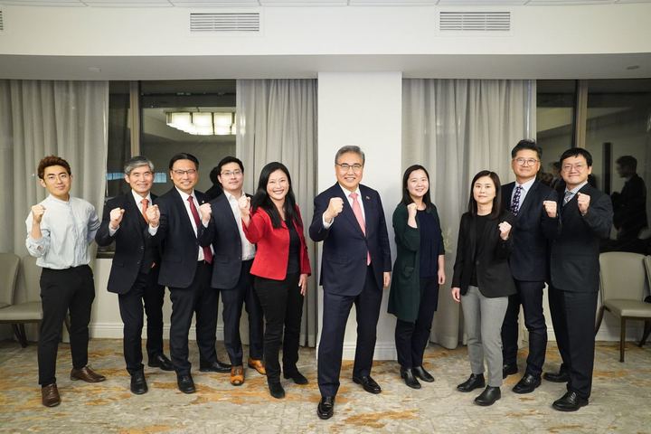 [서울=뉴시스] 외교부는 박진 외교장관이 미국 방문 계기인 3일(현지시간) 정치, 경제, 과학기술 등 다방면에서 활약하고 있는 미국 내 차세대 한인 리더들과 만찬을 개최했다고 밝혔다. (사진=외교부) 2023.02.04. photo@newsis.com  *재판매 및 DB 금지