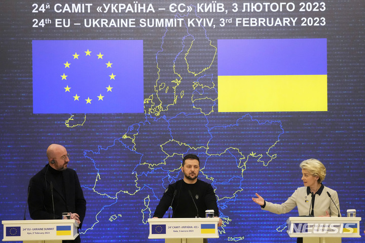 [키이우=AP/뉴시스] 볼로디미르 젤렌스키(가운데) 우크라이나 대통령이 지난 3일(현지시간) 키이우에서 열린 유럽연합(EU)-우크라이나 정상회담을 마치고 우르줄라 폰 데어 라이엔(오른쪽) EU 집행위원장(오른쪽), 샤를 미셸 EU 정상회의 상임의장과 공동 기자회견을 하고 있다. 