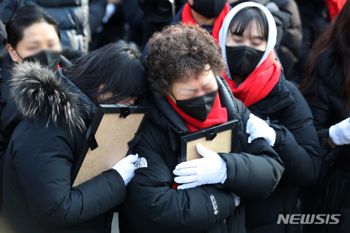 [서울=뉴시스] 김진아 기자 = 10·29 이태원참사 유가족들이 4일 서울 용산구 녹사평역 인근에 마련된 이태원참사 희생자 합동분향소에서 광화문 광장을 향해 '100일 추모행진'을 준비하던 중 영정사진을 들고 눈물을 흘리고 있다. 2023.02.04. bluesda@newsis.com