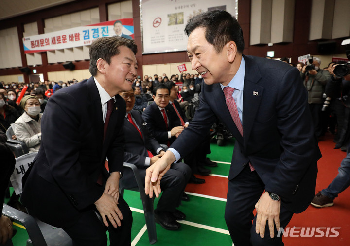 [서울=뉴시스] 배훈식 기자 = 국민의힘 안철수(왼쪽), 김기현 당 대표 후보가 5일 오후 서울 동대문구청에서 열린 동대문구 갑을 당협 합동 당원대회에 참석해 악수하고 있다 (공동취재사진) 2023.02.05. photo@newsis.com