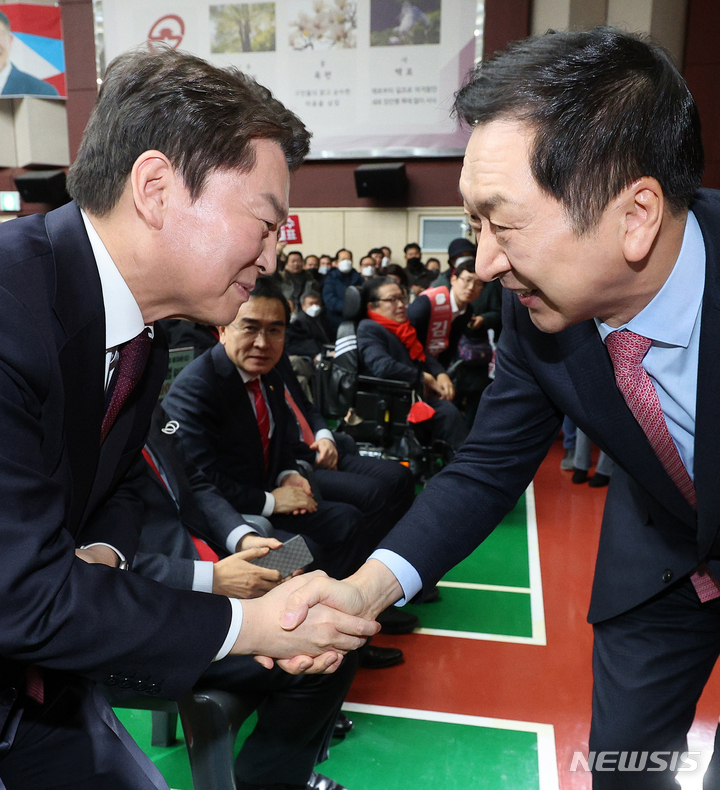 [서울=뉴시스] 배훈식 기자 = 국민의힘 안철수(왼쪽), 김기현 당 대표 후보가 5일 오후 서울 동대문구청에서 열린 동대문구 갑을 당협 합동 당원대회에 참석해 악수하고 있다 (공동취재사진) 2023.02.05. photo@newsis.com