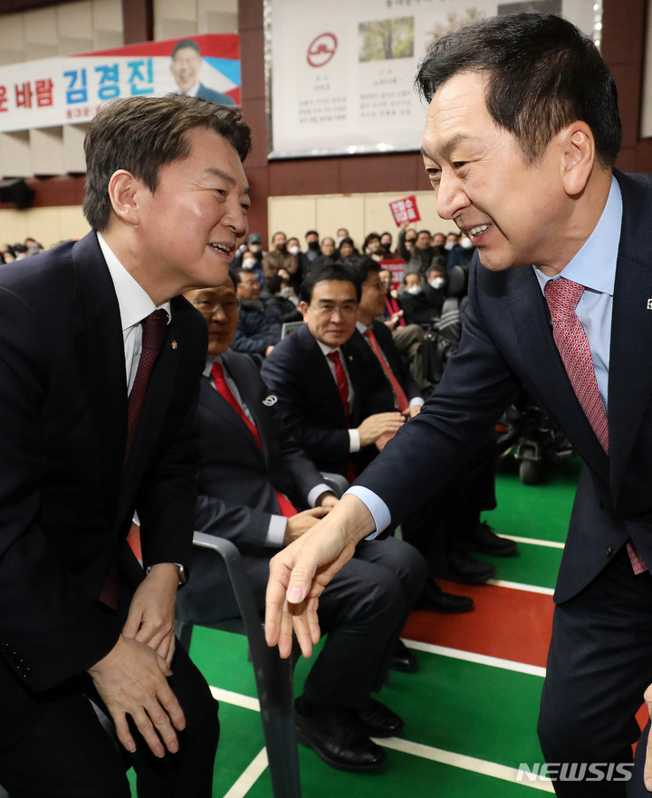 [서울=뉴시스] 배훈식 기자 = 국민의힘 안철수(왼쪽), 김기현 당 대표 후보가 5일 오후 서울 동대문구청에서 열린 동대문구 갑을 당협 합동 당원대회에 참석해 악수하고 있다 (공동취재사진) 2023.02.05. photo@newsis.com