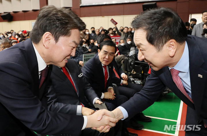 [서울=뉴시스] 배훈식 기자 = 국민의힘 안철수(왼쪽), 김기현 당 대표 후보가 5일 오후 서울 동대문구청에서 열린 동대문구 갑을 당협 합동 당원대회에 참석해 악수하고 있다 (공동취재사진) 2023.02.05. photo@newsis.com