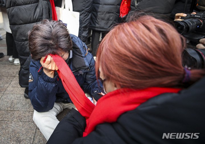 [서울=뉴시스] 정병혁 기자 = 이태원 참사 유가족이 지난 6일 오후 서울 중구 서울광장에 설치된 분향소 앞에서 열린 서울시의 분향소 행정대집행 관련 규탄 기자회견에서 눈물을 흘리고 있다. 2023.02.06. jhope@newsis.com