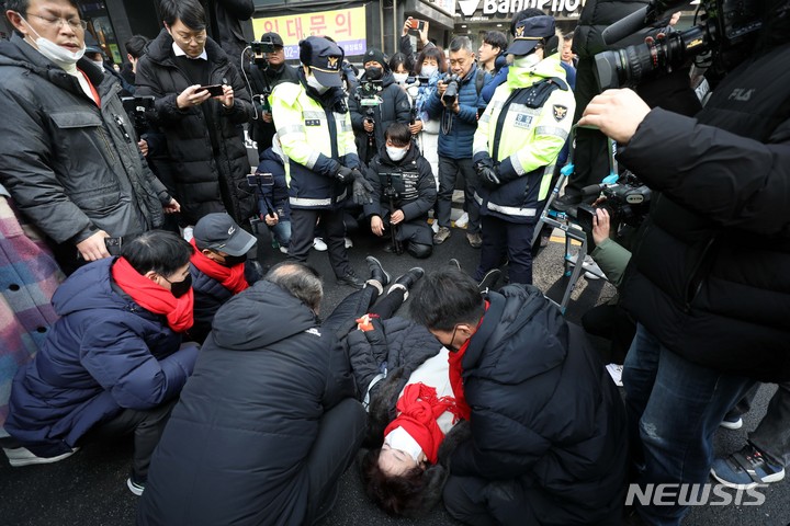 [서울=뉴시스] 김선웅 기자 = 이태원 참사 유가족들이 지난 6일 오후 서울시청 앞 도로에 누워 오세훈 시장과의 면담을 요구하고 있다. 유족들은 서울광장 분향소에 전기난로를 반입하다 서울시로부터 제지를 당해 오세훈 서울시장의 사과를 요구했다. 2023.02.06. mangusta@newsis.com