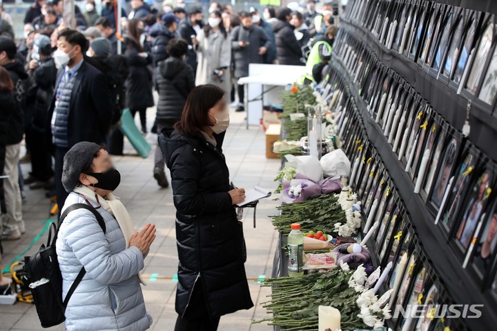 [서울=뉴시스] 김선웅 기자 = 이태원 참사 유가족 및 시민대책회의, 더불어민주당·정의당 국회의원들이 지난 6일 오후 서울 중구 서울광장에 마련된 희생자 분향소 앞에서 기자회견을 열고 서울시의 분향소 철거 예고 규탄 및 책임자 처벌과 진상규명을 촉구하는 가운데 시민들이 분향소에서 희생자를 추모하고 있다. 2023.02.06. mangusta@newsis.com