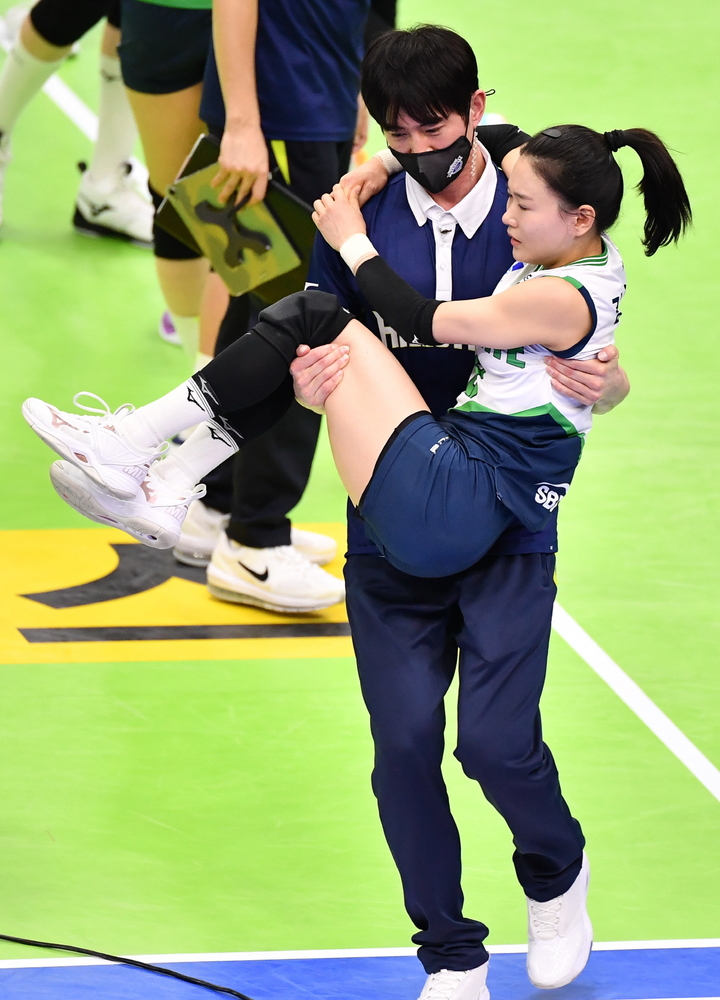 [서울=뉴시스]부상당한 김연견. 2023.02.07. (사진=한국배구연맹 제공) *재판매 및 DB 금지