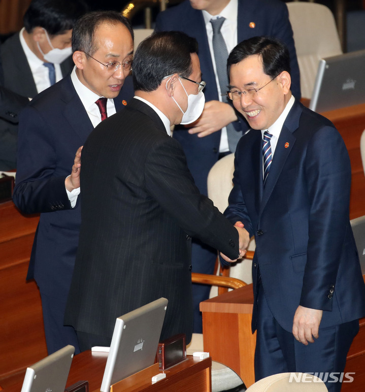 [서울=뉴시스] 고범준 기자 = 주호영 국민의힘 원내대표와 이창양 산업통상자원부 장관이 7일 오후 서울 여의도 국회에서 열린 제403회국회(임시회) 제3차 본회의에서 대화를 나누고 있다. 왼쪽은 추경호 경제부총리 겸 기획재정부 장관. 2023.02.07. bjko@newsis.com