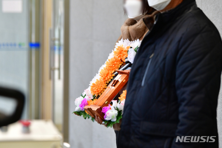 [목포=뉴시스] 이영주 기자 = 9일 오전 전남 목포추모공원에서 '청보'호 전복 사고로 숨진 선원 이모(58)씨의 화장을 앞두고 고별식을 치르고 있다. 2023.02.09. leeyj2578@newsis.com