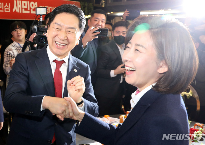 [서울=뉴시스] 고범준 기자 = 김기현 국민의힘 당대표 후보와 나경원 전 의원이 9일 오후 서울 마포구 한 음식점에서 열린 새로운민심 새민연 전국대회에 참석해 인사를 나누고 있다. 2023.02.09. bjko@newsis.com