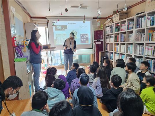 '지역사회 SNU공헌단'이 아이들에게 꿈을 주제로한 멘토링을 진행하고 있다. 사진 서울대 *재판매 및 DB 금지