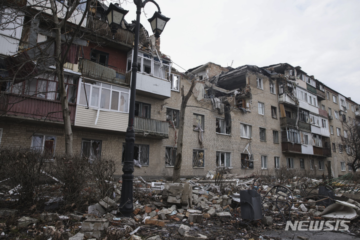 [바흐무트=AP/뉴시스] 지난달 27일(현지시간) 우크라이나 도네츠크주에서 러시아군과 가장 치열한 전투가 벌어지고 있는 바흐무트의 건물들이 폐허로 남아 있다. 2023.03.01.