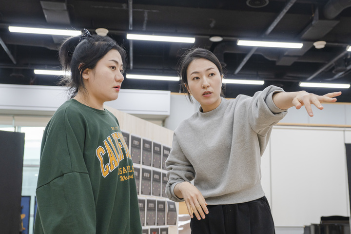 [서울=뉴시스]국립창극단 '정년이'에서 주인공을 맡은 (왼쪽부터) 조유아, 이소연이 연습하는 모습. (사진=국립극장 제공) 2023.03.05. photo@newsis.com *재판매 및 DB 금지