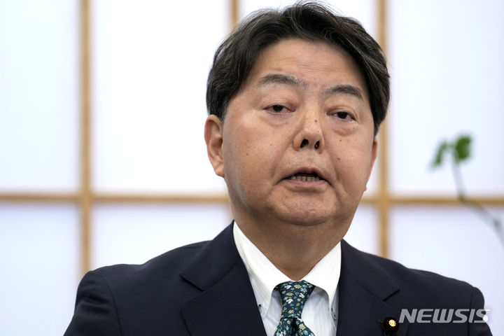 [도쿄=AP/뉴시스] 하야시 요시마사 일본 외무상이 지난 6일 도쿄 집무실에서 기자회견하고 있다. 하야시 외무상은 대한민국 2023.03.21.