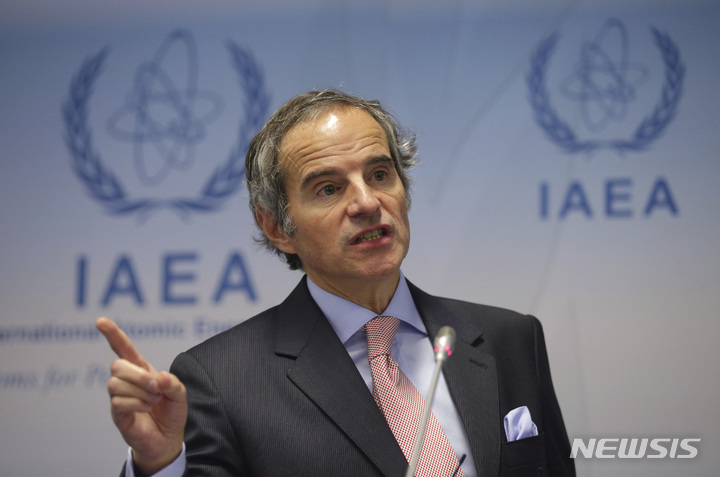 [빈(오스트리아)=AP/뉴시스] 라파엘 그로시 국제원자력기구(IAEA) 사무총장은 8일(현지시간) 러시아의 전술핵무기 훈련 계획에 대해 매우 우려하고 있으며 상황을 주시하고 있다고 밝혔다. 사진은 지난해 3월 오스트리아 빈에서 열린 IAEA 이사회에서 기자회견 중인 그로시 사무총장의 모습. 2024.05.09.