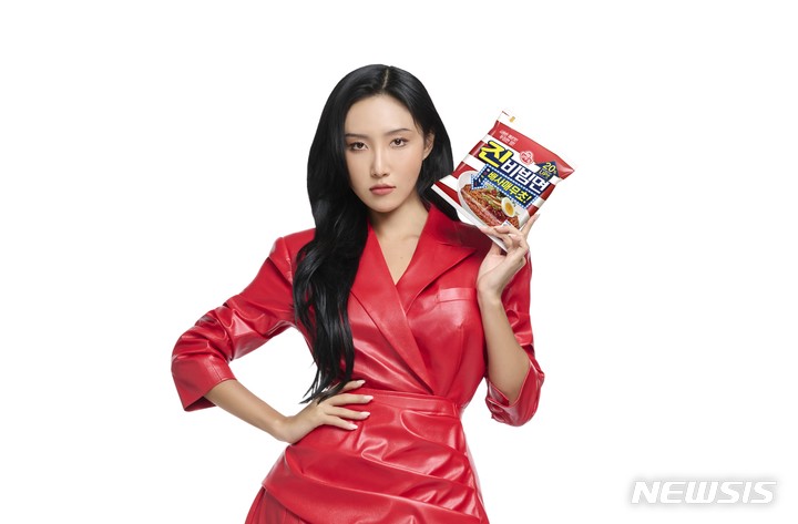 오뚜기, 화사와 함께한 진비빔면 신규 TV 광고 공개