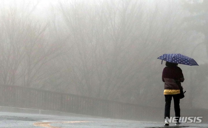 [서울=뉴시스] 조성봉 기자 = 비가 내리는 지난 12일 오전 서울 용산구 남산에서 시민이 우산을 쓰고 산책을 하고 있다. 2023.03.12. suncho21@newsis.com