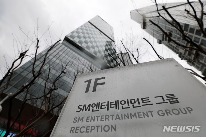 바람 잘 날 없는 에스엠…주가는 어디로