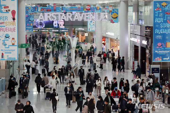 [인천공항=뉴시스] 백동현 기자 = 사진은 지난달 23일 오후 인천국제공항 제1여객터미널 면세점. 2023.02.23. livertrent@newsis.com *재판매 및 DB 금지