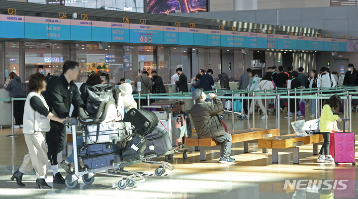 [인천공항=뉴시스] 김금보 기자 = 여객들이 14일 오후 인천국제공항 제2터미널 출국장에서 탑승수속을 하고 있다. 해외 단체여행이 증가하면서 지난달 오락·문화 물가가 14년 2개월 만에 가장 많이 오른 것으로 나타났다. 14일 통계청 국가통계포털에 따르면 2월 지출목적별 소비자물가지수 중 오락·문화 물가지수는 105.86을 기록, 1년 전보다 4.3% 오른 것으로 나타났다. 특히 해외 단체여행비는 13.3% 상승했다. 2023.03.14. kgb@newsis.com