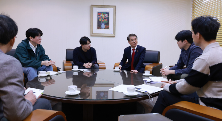 [서울=뉴시스] 최진석 기자 = 이정식 고용노동부 장관이 15일 오후 서울 중구 서울지방고용노동청에서 '새로고침 노동자협의회' 소속 노조와 긴급 면담을 하고 있다. (사진=고용노동부 제공) 2023.03.15. photo@newsis.com *재판매 및 DB 금지