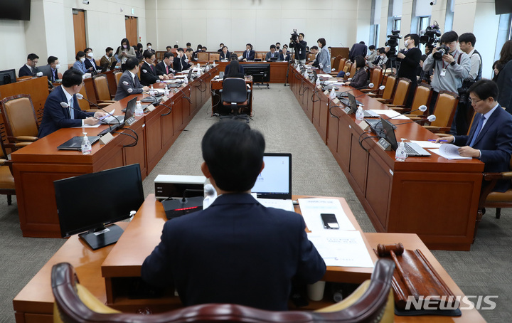 [서울=뉴시스] 이영환 기자 = 류성걸 국회 기획재정위원회 조세소위원장이 16일 오전 서울 여의도 국회에서 열린 조세소위원회에서 발언을 하고 있다 2023.03.16. 20hwan@newsis.com