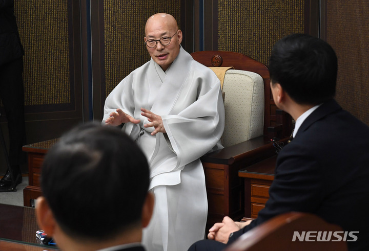 [서울=뉴시스] 국회사진기자단 = 조계종 총무원장인 진우 스님 16일 오전 서울 종로구 한국불교역사문화기념관에서 김기현 국민의힘 당 대표와 대화하고 있다. 2023.03.16. photo@newsis.com