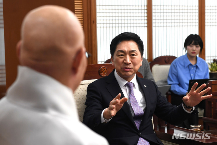 [서울=뉴시스] 국회사진기자단 = 김기현 국민의힘 당 대표가 16일 오전 서울 종로구 한국불교역사문화기념관에서 대한불교 조계종 총무원장인 진우 스님을 예방해 대화하고 있다. 2023.03.16. photo@newsis.com